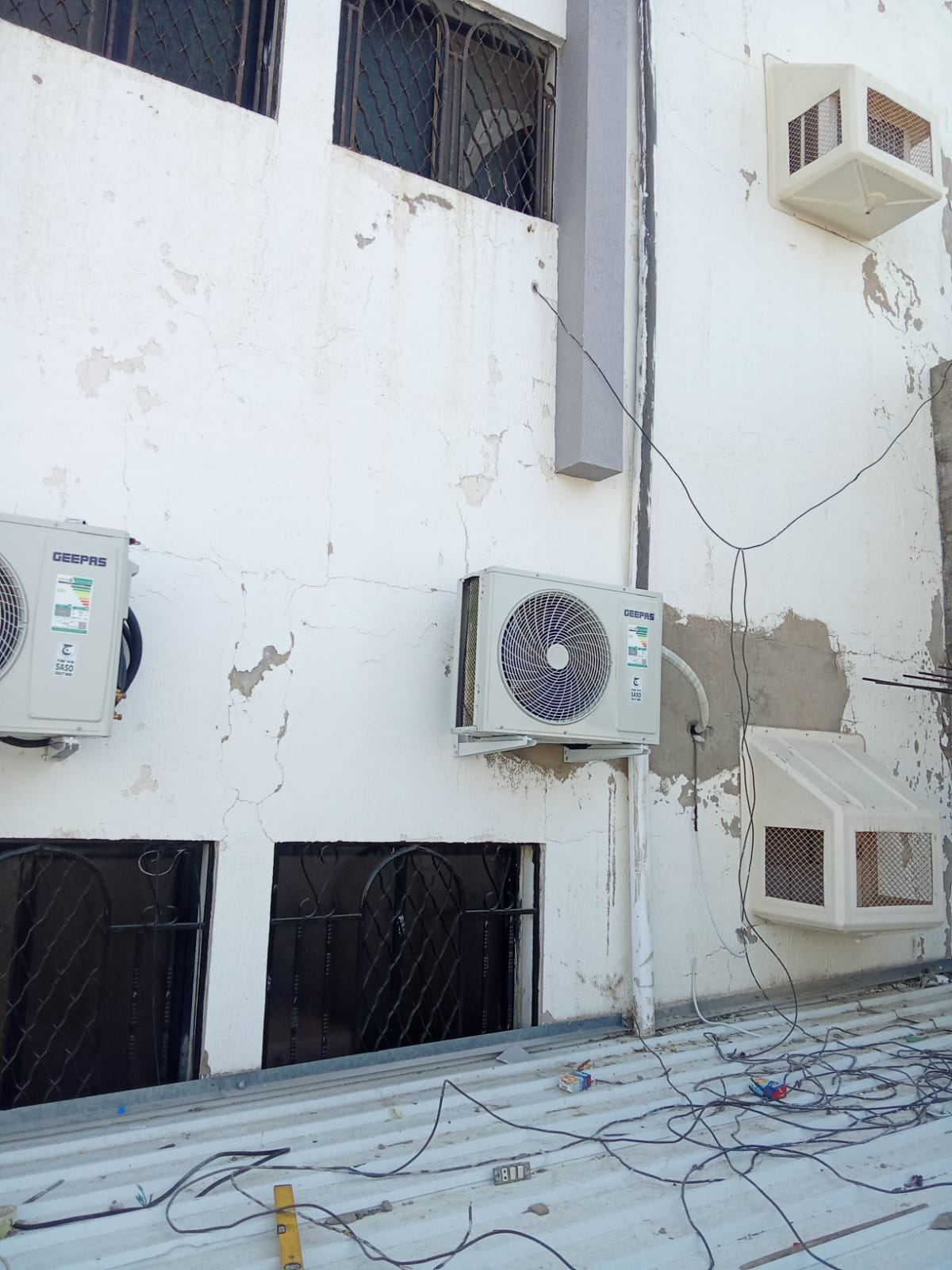 تركيب وتثبيت وحدات مكيفات سبليت جيباس على كوابيل جدارية